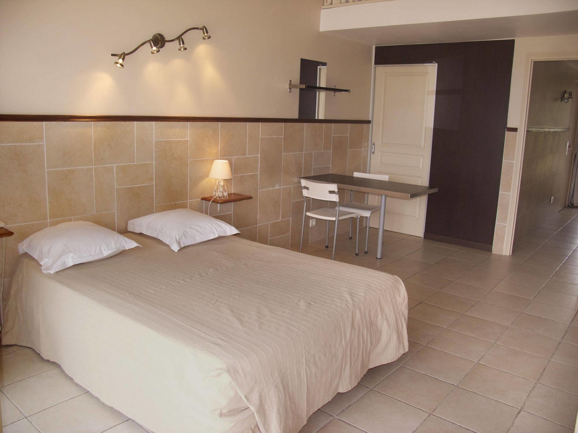 Hotel Et Studios Les Amandiers Saint-Raphael (Var) Exterior foto