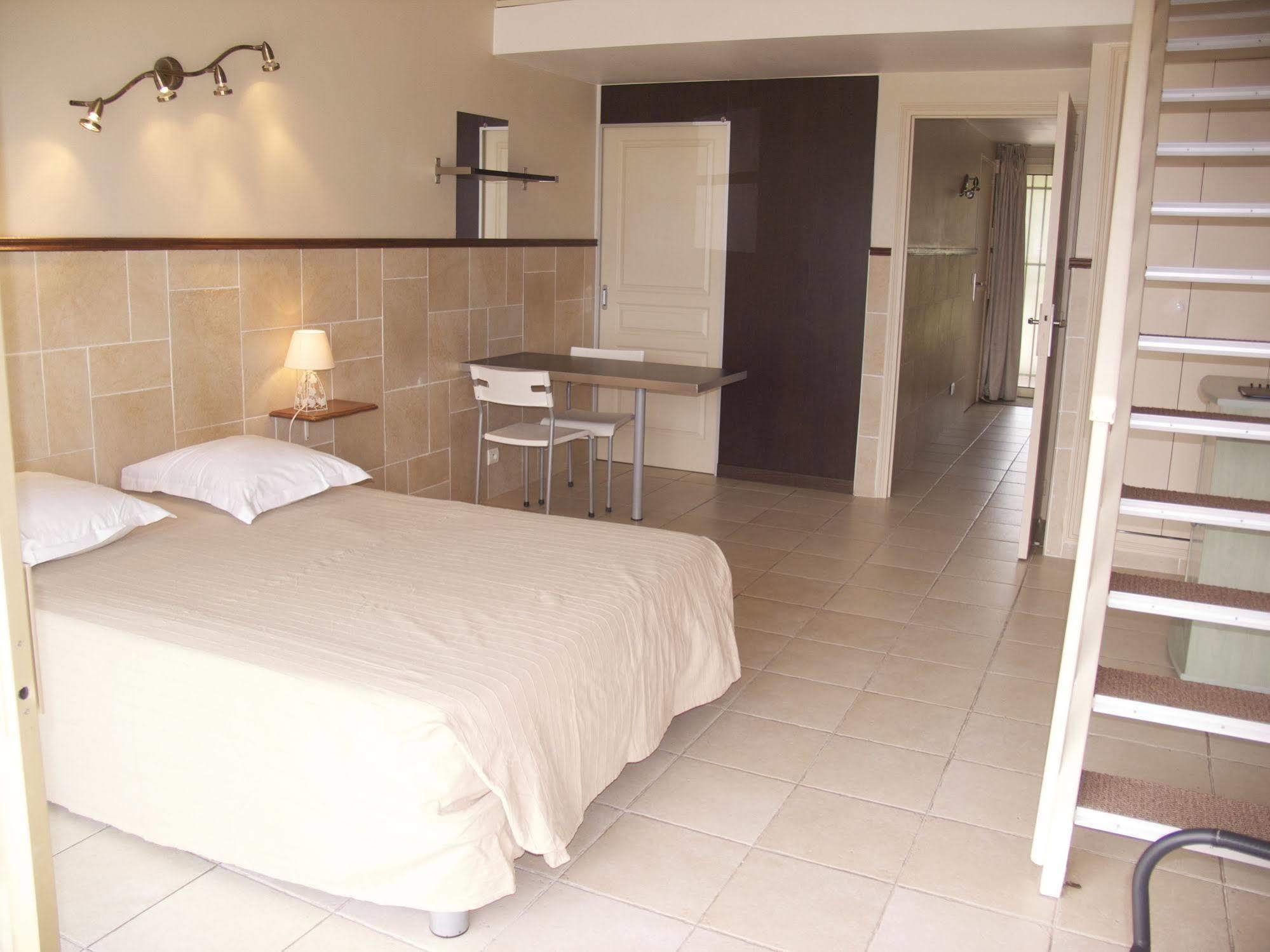 Hotel Et Studios Les Amandiers Saint-Raphael (Var) Exterior foto